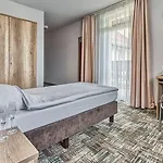 St Lukas Medical & Swieradow-Zdroj